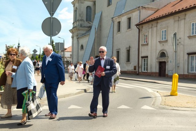 Przemarsz uczestników Jubileuszu Szkoły